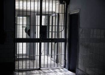 Στη φυλακή 46χρονος βαρύμαγκας Βολιώτης – Επιτέθηκε στη μητέρα και την αδερφή του