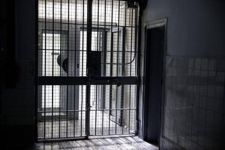 Στη φυλακή 46χρονος βαρύμαγκας Βολιώτης – Επιτέθηκε στη μητέρα και την αδερφή του
