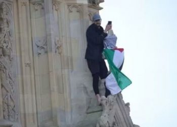 Συνελήφθη ο άνδρας που σκαρφάλωσε στο Μπιγκ Μπεν με σημαία της Παλαιστίνης