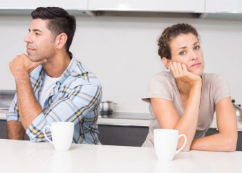 9 παιδικές εμπειρίες που απομακρύνουν τα αδέλφια στην ενήλικη ζωή τους