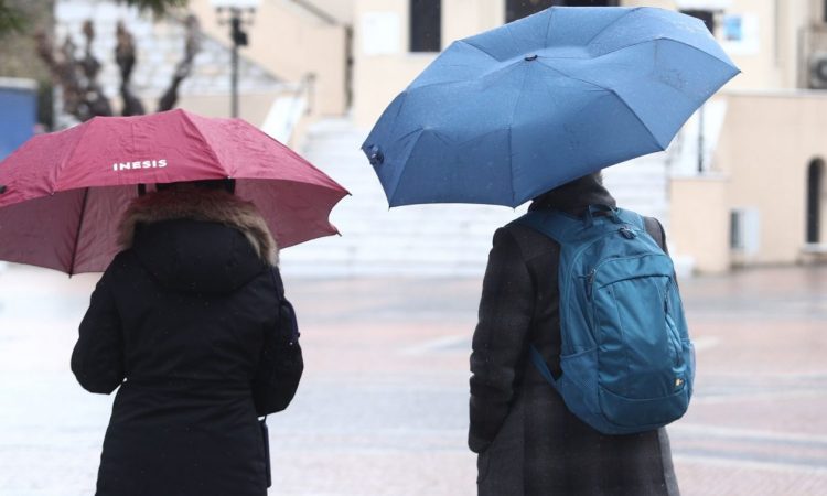 Καιρός: Τοπικές βροχές και μικρή πτώση της θερμοκρασίας – Λίγα χιόνια στα βόρεια ορεινά