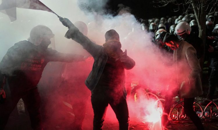 Η Τουρκία στην κόψη του ξυραφιού: Προφυλάκιση του Ιμάμογλου ζητούν οι εισαγγελείς – Νύχτα επεισοδίων