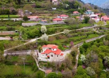Τρίδενδρο: Το πανέμορφο χωριό που είναι χτισμένο στο χείλος του γκρεμού με θέα στον Αγραφιώτη