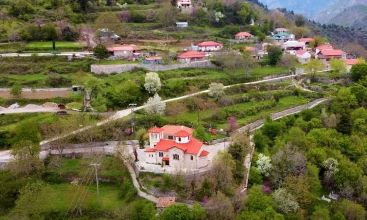 Τρίδενδρο: Το πανέμορφο χωριό που είναι χτισμένο στο χείλος του γκρεμού με θέα στον Αγραφιώτη