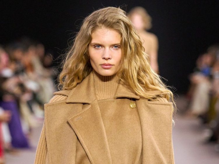 Βουργουνδί mascara, slicked hair & ακόμα 4 beauty trends που είδαμε στα shows για να δοκιμάσεις τώρα