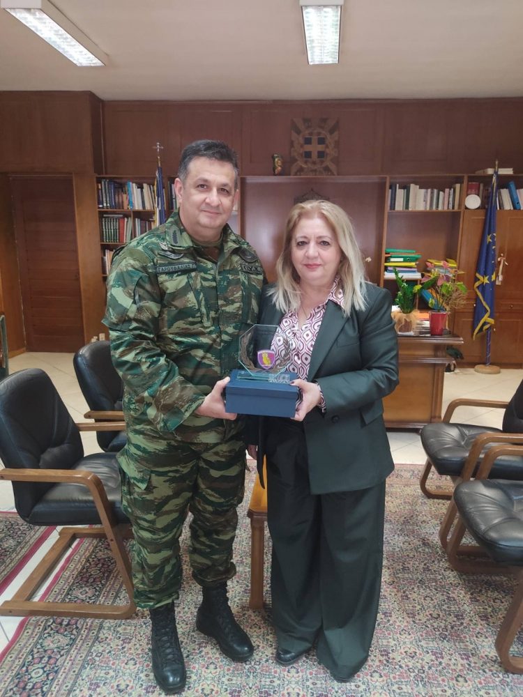 Η Αντιπεριφερειάρχης Π.Ε. Τρικάλων Χρύσα Ντιντή υποδέχθηκε στο γραφείο της τον νέο Διοικητή της ΣΜΥ, Ταξίαρχο Γρηγόριο Γαρουφαλιά
