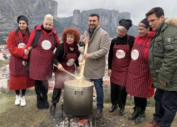 Καλαμπάκα: Ετοιμάζουν τρουφομανιταροφασολάδα υπό τους ήχους του κλαρίνου του Θανάση Βασιλόπουλου (video)