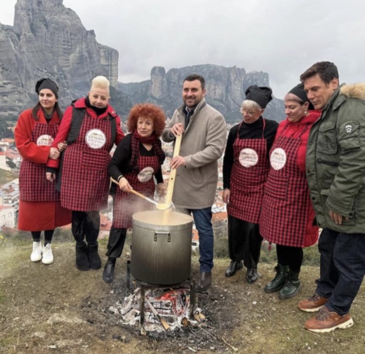 Καλαμπάκα: Ετοιμάζουν τρουφομανιταροφασολάδα υπό τους ήχους του κλαρίνου του Θανάση Βασιλόπουλου (video)
