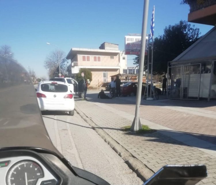 Ντελιβεράς τραυματίστηκε σε τροχαίο στην οδό Τσιτσάνη