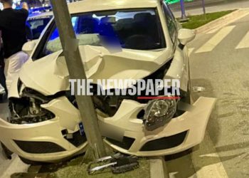 Βόλος: Αυτοκίνητο «καρφώθηκε» σε κολόνα φωτισμού – Η τρελή πορεία στον κυκλικό κόμβο (ΕΙΚΟΝΕΣ)