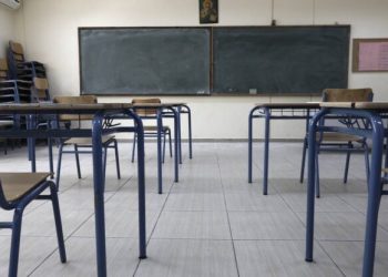 Φόβος και τρόμος ανήλικος μαθητής στον Βόλο – Πετάει πέτρες, σπάει υπολογιστές, καταστρέφει θρανία