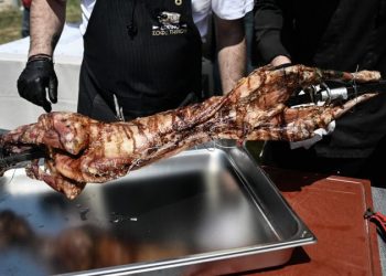 Αρνί στη σούβλα: Ποια διαδικασία θα ακολουθήσετε για να… γίνει «λουκούμι»