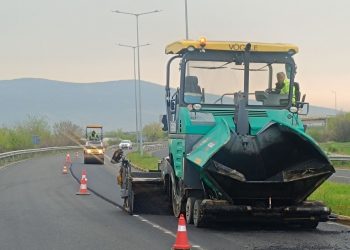 Αποκαθίστανται οι ζημιές στην άσφαλτο σε σημεία της Ε.Ο. Τρικάλων – Λάρισας