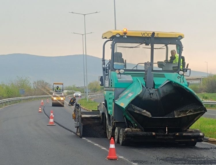 Αποκαθίστανται οι ζημιές στην άσφαλτο σε σημεία της Ε.Ο. Τρικάλων – Λάρισας