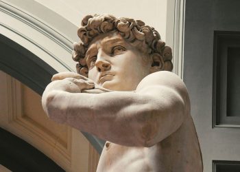Η επιστήμη επιβεβαιώνει ότι τα αρχαία γλυπτά δεν ήταν μόνο πολύχρωμα, αλλά και αρωματισμένα