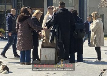 Καρδίτσα: Τραυματίστηκε ελαφρά στο πρόσωπο γυναίκα από πτώση στο προβληματικό δάπεδο μπροστά στο σιντριβάνι (ΕΙΚΟΝΑ)