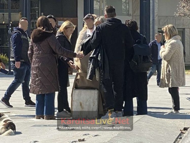 Καρδίτσα: Τραυματίστηκε ελαφρά στο πρόσωπο γυναίκα από πτώση στο προβληματικό δάπεδο μπροστά στο σιντριβάνι (ΕΙΚΟΝΑ)