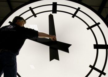 Πότε αλλάζει η ώρα 2025: Η ημερομηνία που θα πάμε τους δείκτες των ρολογιών μπροστά