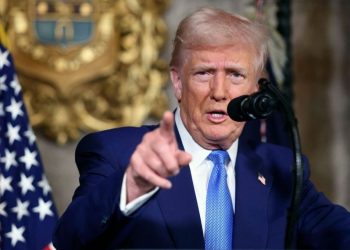 Τραμπ: «Κόβει» την πρόσβαση σε απόρρητα σε Χάρις και Κλίντον