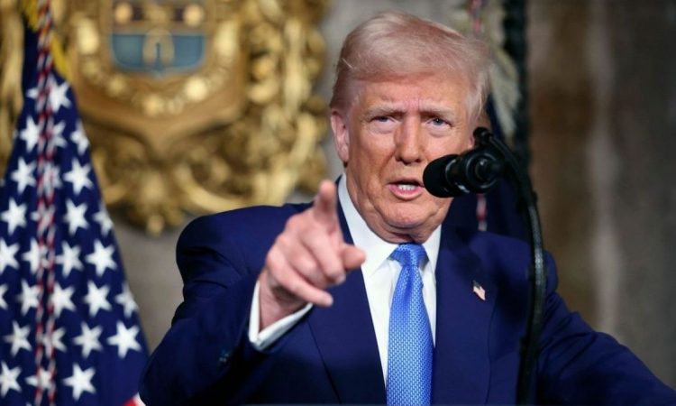 Τραμπ: «Κόβει» την πρόσβαση σε απόρρητα σε Χάρις και Κλίντον