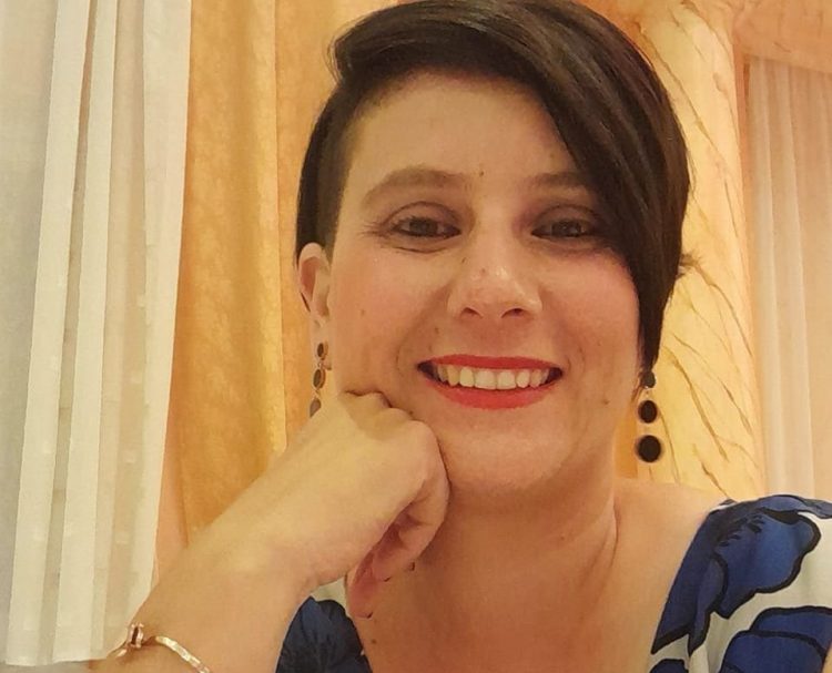 Επάγγελμα: oικιακά – Η αθέατη εργασία των γυναικών στο προσκήνιο | Συνέντευξη με την Ελένη Ιακωβάκη