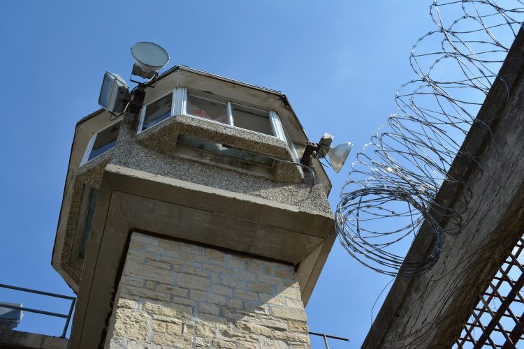 Κλέφτες για κλάματα στον Βόλο: Οδηγήθηκαν στη φυλακή… κατά λάθος