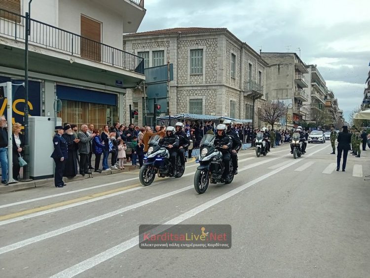 Εντυπωσιακή η παρέλαση για την επέτειο της 25ης Μαρτίου στην Καρδίτσα (ΕΙΚΟΝΕΣ – ΒΙΝΤΕΟ)