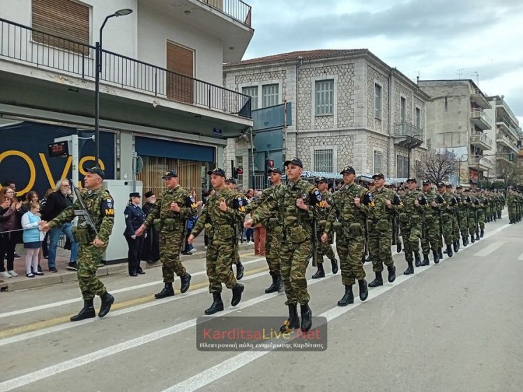 Εντυπωσιακή η παρέλαση για την επέτειο της 25ης Μαρτίου στην Καρδίτσα (ΕΙΚΟΝΕΣ – ΒΙΝΤΕΟ)
