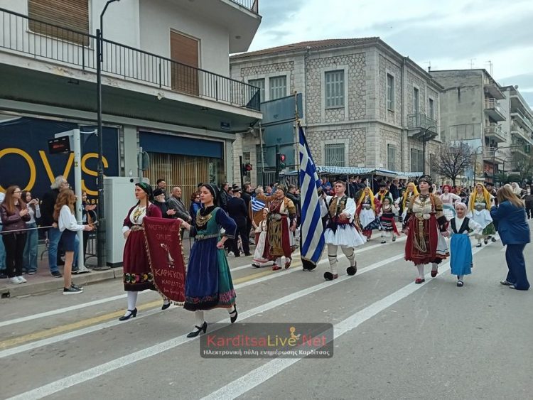 Εντυπωσιακή η παρέλαση για την επέτειο της 25ης Μαρτίου στην Καρδίτσα (ΕΙΚΟΝΕΣ – ΒΙΝΤΕΟ)