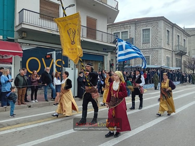 Εντυπωσιακή η παρέλαση για την επέτειο της 25ης Μαρτίου στην Καρδίτσα (ΕΙΚΟΝΕΣ – ΒΙΝΤΕΟ)