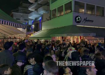 Σε ρυθμούς καρναβαλιού ο Βόλος – «Βουλιάζει» το κέντρο από εκατοντάδες καρναβαλιστές – Ξέφρενο πάρτι στους δρόμους της πόλης (ΕΙΚΟΝΕΣ – ΒΙΝΤΕΟ)