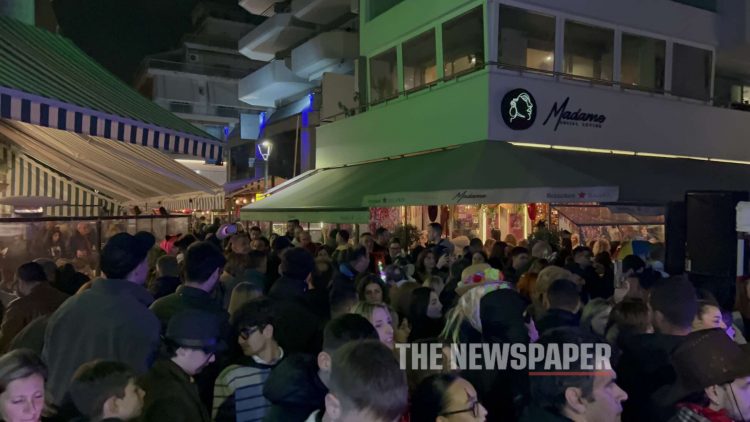 Σε ρυθμούς καρναβαλιού ο Βόλος – «Βουλιάζει» το κέντρο από εκατοντάδες καρναβαλιστές – Ξέφρενο πάρτι στους δρόμους της πόλης (ΕΙΚΟΝΕΣ – ΒΙΝΤΕΟ)