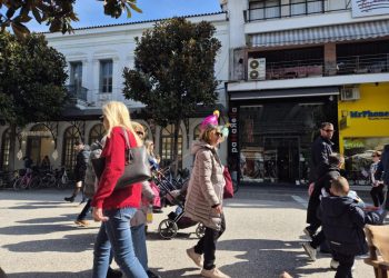 Τρικαλινοί και επισκέπτες γέμισαν το Αποκριάτικο κέντρο της πόλης