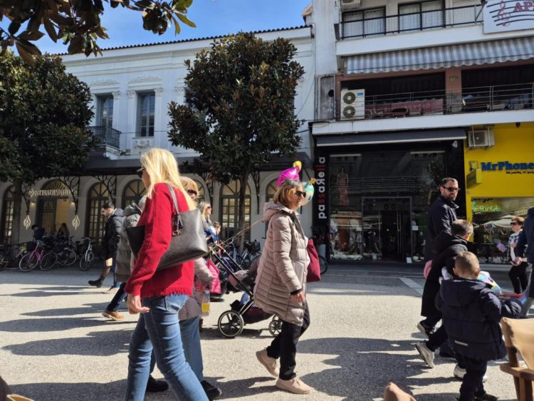 Τρικαλινοί και επισκέπτες γέμισαν το Αποκριάτικο κέντρο της πόλης