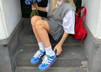Tα μπλε sneakers θα βάψουν την ανοιξιάτικη πόλη στο χρώμα του ουρανού