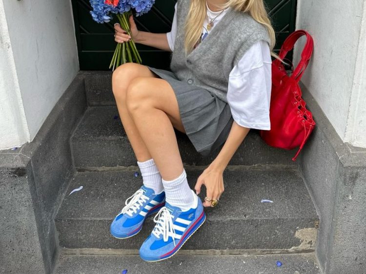 Tα μπλε sneakers θα βάψουν την ανοιξιάτικη πόλη στο χρώμα του ουρανού