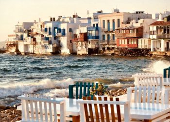 Μύκονος: Μετατρέπουν τις σκάλες στη Χώρα σε… βιτρίνες – Δείτε φωτογραφίες