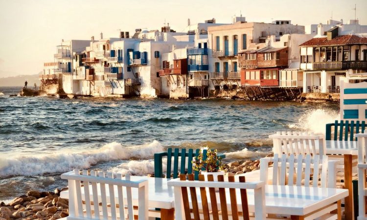 Μύκονος: Μετατρέπουν τις σκάλες στη Χώρα σε… βιτρίνες – Δείτε φωτογραφίες