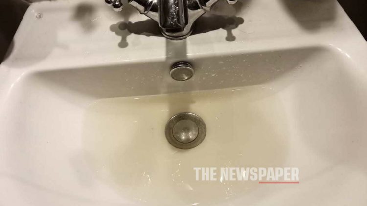Νερό – «λάσπη» στις βρύσες της Μηλίνας: Οργή κατοίκων για την ποιότητα ύδρευσης (ΕΙΚΟΝΕΣ)