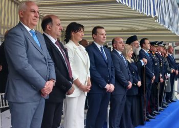 Φωτογραφικά στιγμιότυπα από την παρέλαση – Τι φόρεσαν οι επίσημοι