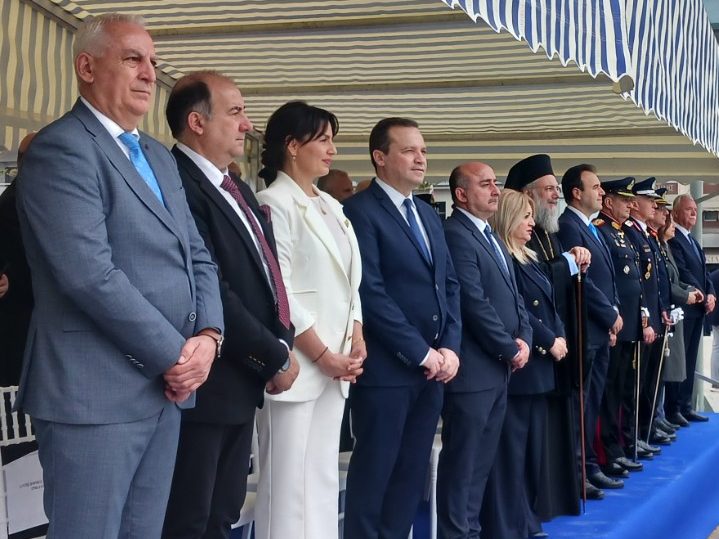 Φωτογραφικά στιγμιότυπα από την παρέλαση – Τι φόρεσαν οι επίσημοι