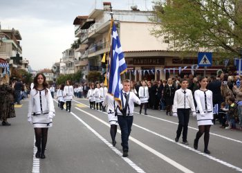 Με καμάρι παρέλασαν οι μαθητές της Καλαμπάκας