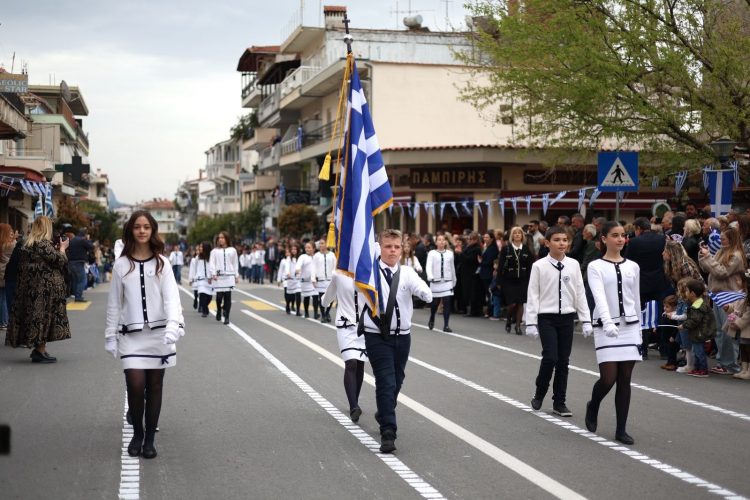 Με καμάρι παρέλασαν οι μαθητές της Καλαμπάκας