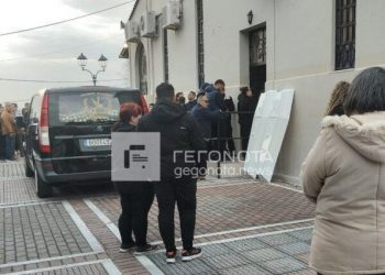 Βόλος: Σπαραγμός στην κηδεία της Κερασίας και του Κώστα – Με μηχανοκίνητη πορεία οι φίλοι τους στην εκκλησία (ΕΙΚΟΝΕΣ – ΒΙΝΤΕΟ)