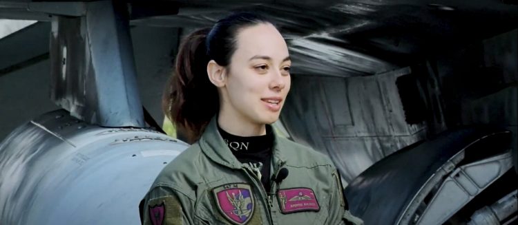 Νέα Αγχίαλος: Η γυναίκα πιλότος F-16 που υπηρετεί στην 111 Πτέρυγα Μάχης – Η πτήση προς τη κορυφή (ΒΙΝΤΕΟ)