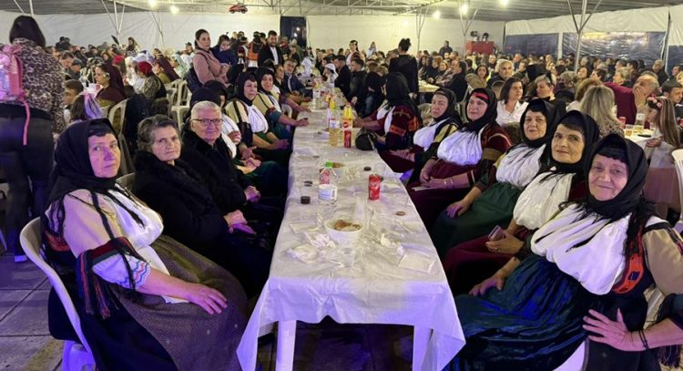Προάστιο: Παράδοση και διασκέδαση στην Αποκριάτικη εκδήλωση (ΕΙΚΟΝΕΣ – ΒΙΝΤΕΟ)
