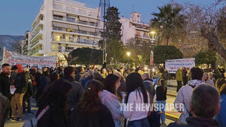 Πάνω από 2.000 Βολιώτες στη πορεία για τα Τέμπη – «Δολοφόνοι» και «Φασίστες» έγραψαν στα γραφεία της ΝΔ (ΕΙΚΟΝΕΣ)