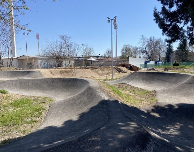 Εντυπωσιακή πίστα skate park στα Τρίκαλα για skateboard, parkour, ποδήλατα pumptrack και bmx, inline roller skate