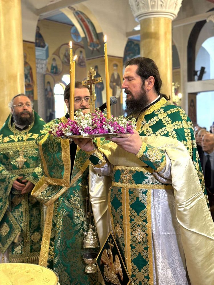 Ο Τρίκκης Χρυσόστομος προσεύχεται να αναδείξει ο Κύριος νέους Τρικαλινούς εργάτες στον αμπελώνα Του (ΕΙΚΟΝΕΣ)