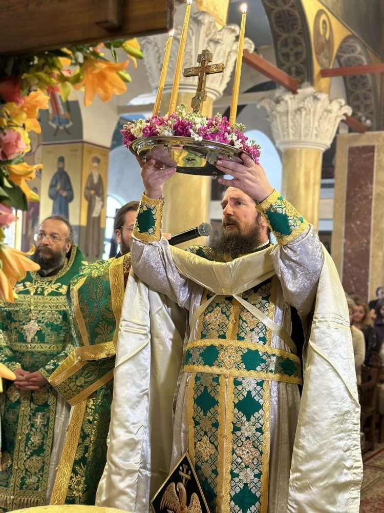 Ο Τρίκκης Χρυσόστομος προσεύχεται να αναδείξει ο Κύριος νέους Τρικαλινούς εργάτες στον αμπελώνα Του (ΕΙΚΟΝΕΣ)